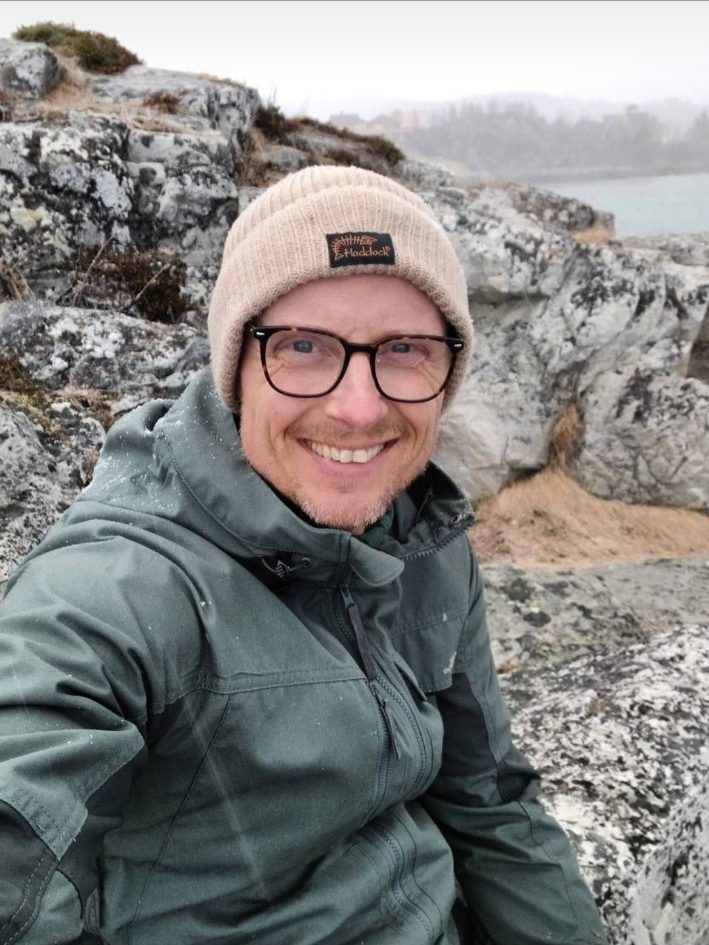 Raymond i lue og jakke på svaberget en vinterdag