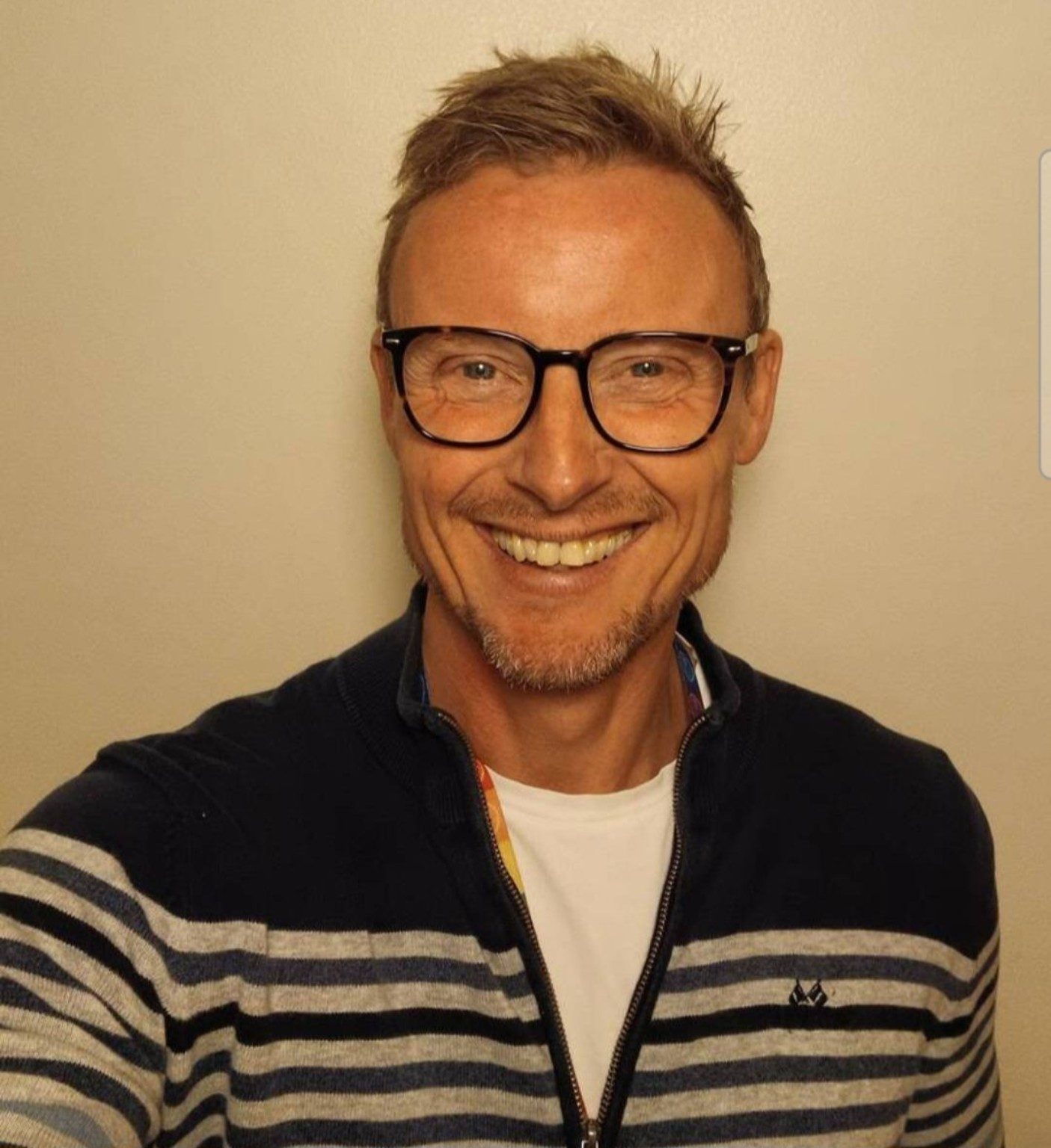 Portrett av Raymond Sørensen som smiler