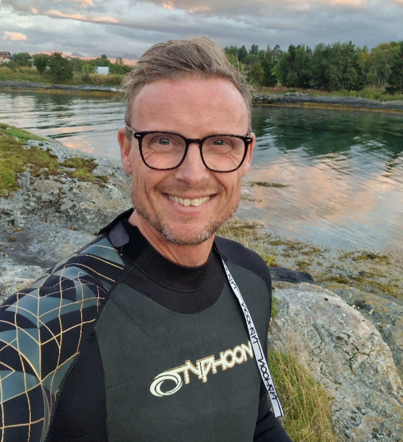 Raymond i våtdrakt i fjæra en sommerkveld